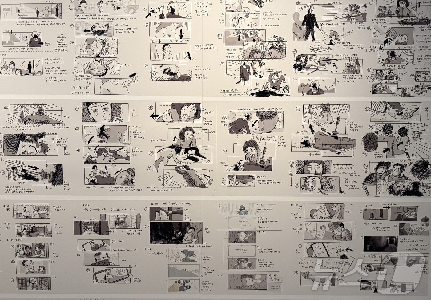 본문 이미지 - 봉준호 감독의 대표작들의 스토리 보드들이 전시돼 있다.ⓒ 뉴스1 윤슬빈 관광전문기자