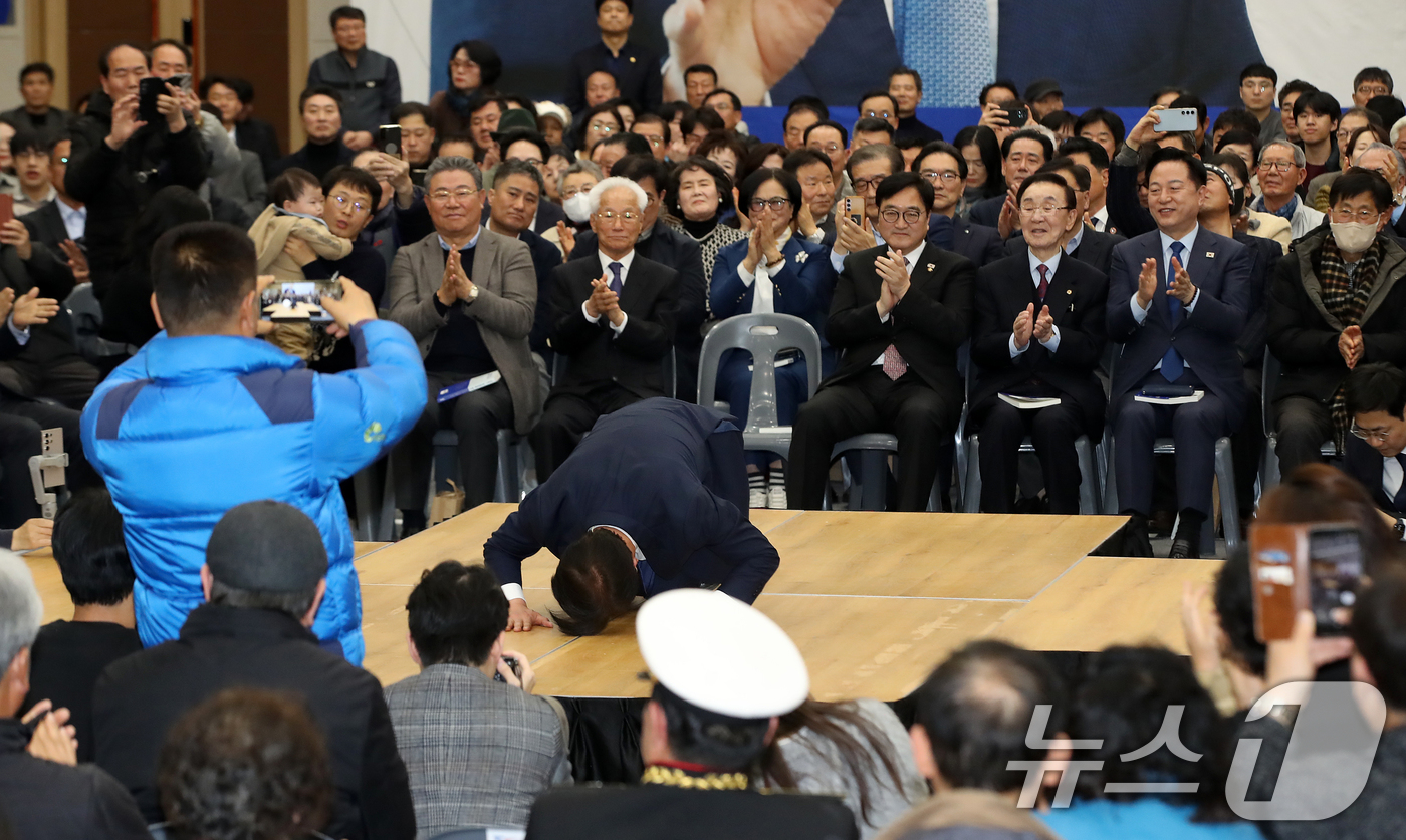 (부산=뉴스1) 윤일지 기자 = 전재수 더불어민주당 의원이 2일 오후 부산 동구 부산항국제전시컨벤션센터에서 열린 '전재수, 북극항로를 열다 부산의 미래를 열다' 출판기념회에서 큰절 …