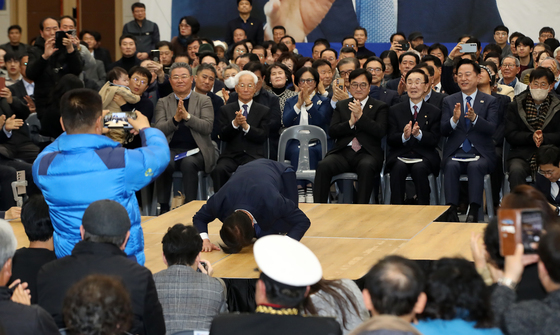 큰절하는 전재수 의원