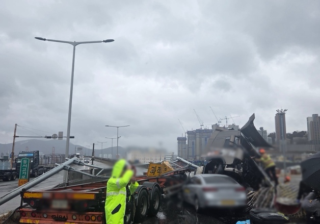 부산 동서고가로서 트레일러 전복 후 택시 충돌…일대 통제 중(종합)