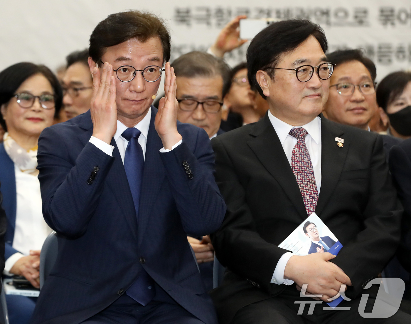 (부산=뉴스1) 윤일지 기자 = 전재수 더불어민주당 의원이 2일 오후 부산 동구 부산항국제전시컨벤션센터에서 열린 '전재수, 북극항로를 열다 부산의 미래를 열다' 출판기념회에서 안경 …