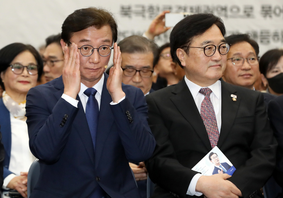 안경 고쳐쓰는 전재수 의원