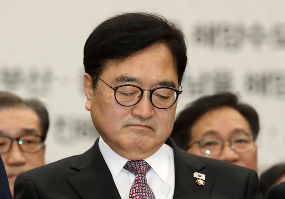 전재수 의원 책 보는 우원식 국회의장