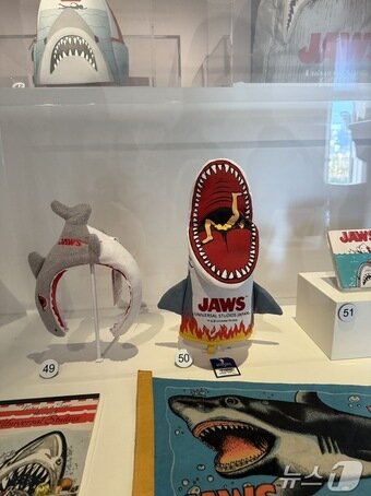 본문 이미지 - 영화 '조스' 테마로 만들어진 각종 소품들ⓒ 뉴스1 윤슬빈 관광전문기자