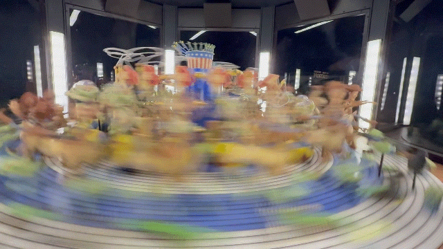 본문 이미지 - 캐릭터들이 눈앞에서 살아 움직이는 듯한 착시를 일으키는 '토이 스토리'(Toy Story)의 3D 조이트로프(초기 애니메이션 기구) ⓒ 뉴스1 윤슬빈 관광전문기자