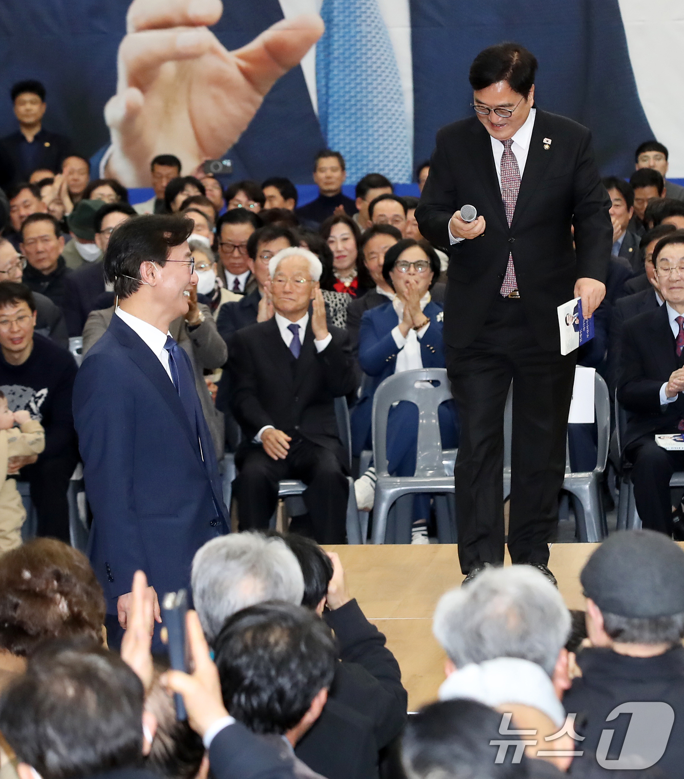 (부산=뉴스1) 윤일지 기자 = 우원식 국회의장이 2일 오후 부산 동구 부산항국제전시컨벤션센터에서 열린 '전재수, 북극항로를 열다 부산의 미래를 열다' 출판기념회에 참석해 발언하기 …