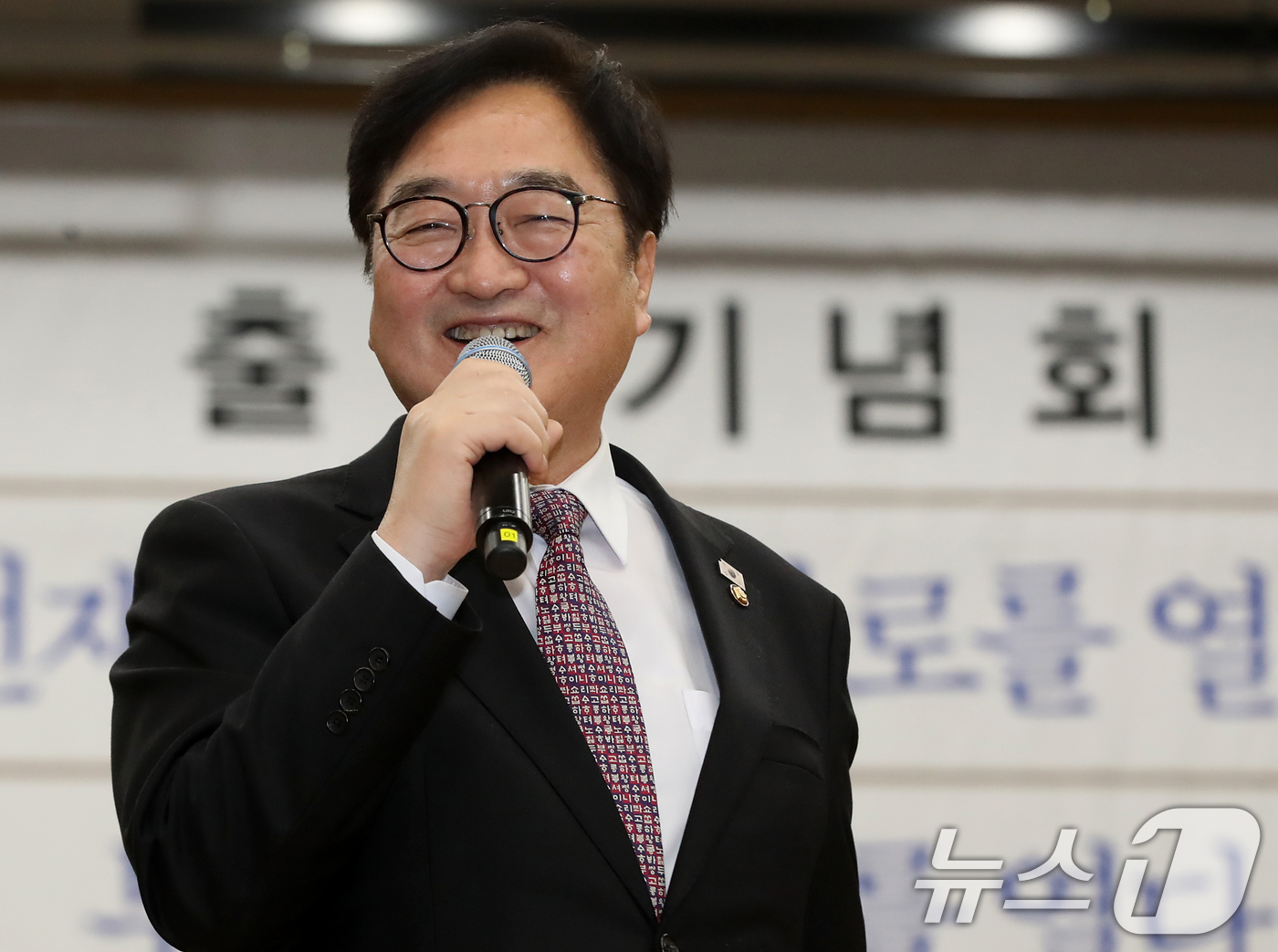 (부산=뉴스1) 윤일지 기자 = 우원식 국회의장이 2일 오후 부산 동구 부산항국제전시컨벤션센터에서 열린 '전재수, 북극항로를 열다 부산의 미래를 열다' 출판기념회에 참석해 발언하고 …