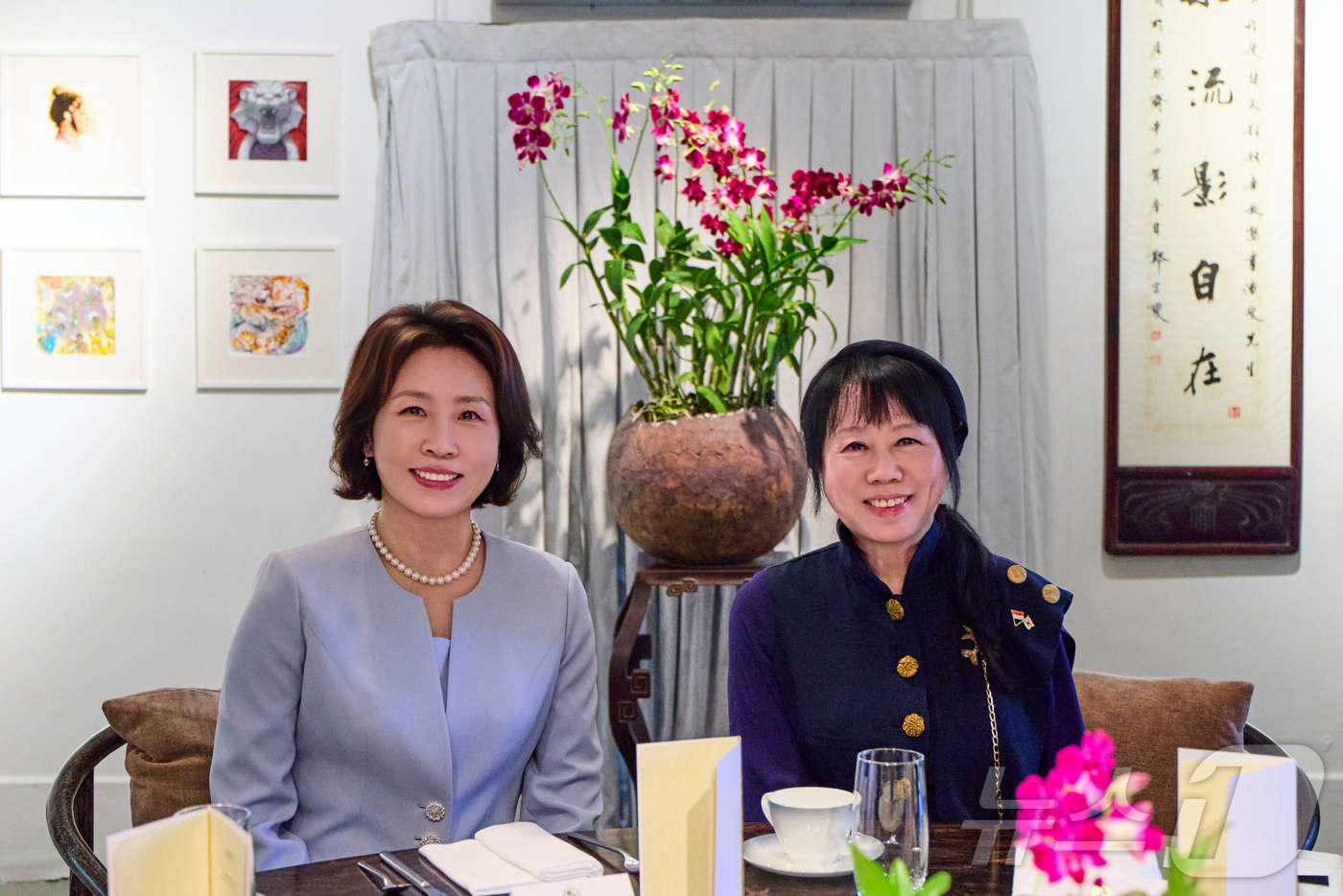 (싱가포르=뉴스1) 허경 기자 = 김혜경 여사와 타르만 샨무가라트남 싱가포르 대통령 부인 제인 이토기 샨무가라트남 여사가 2일(현지시간) 싱가포르 비영리 예술 자선단체이자 예술가 …