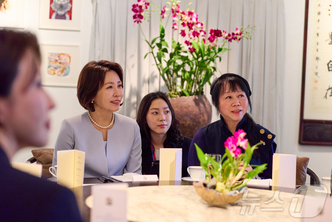 (싱가포르=뉴스1) 허경 기자 = 김혜경 여사와 타르만 샨무가라트남 싱가포르 대통령 부인 제인 이토기 샨무가라트남 여사가 2일(현지시간) 싱가포르 비영리 예술 자선단체이자 예술가 …