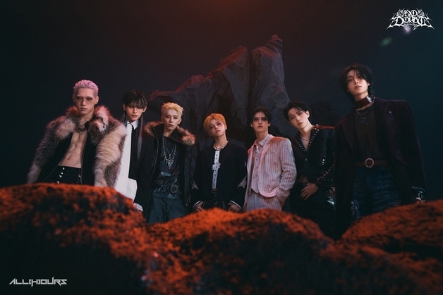 올아워즈, 치명적 다크 아우라로 변신…미니 5집 첫 포토