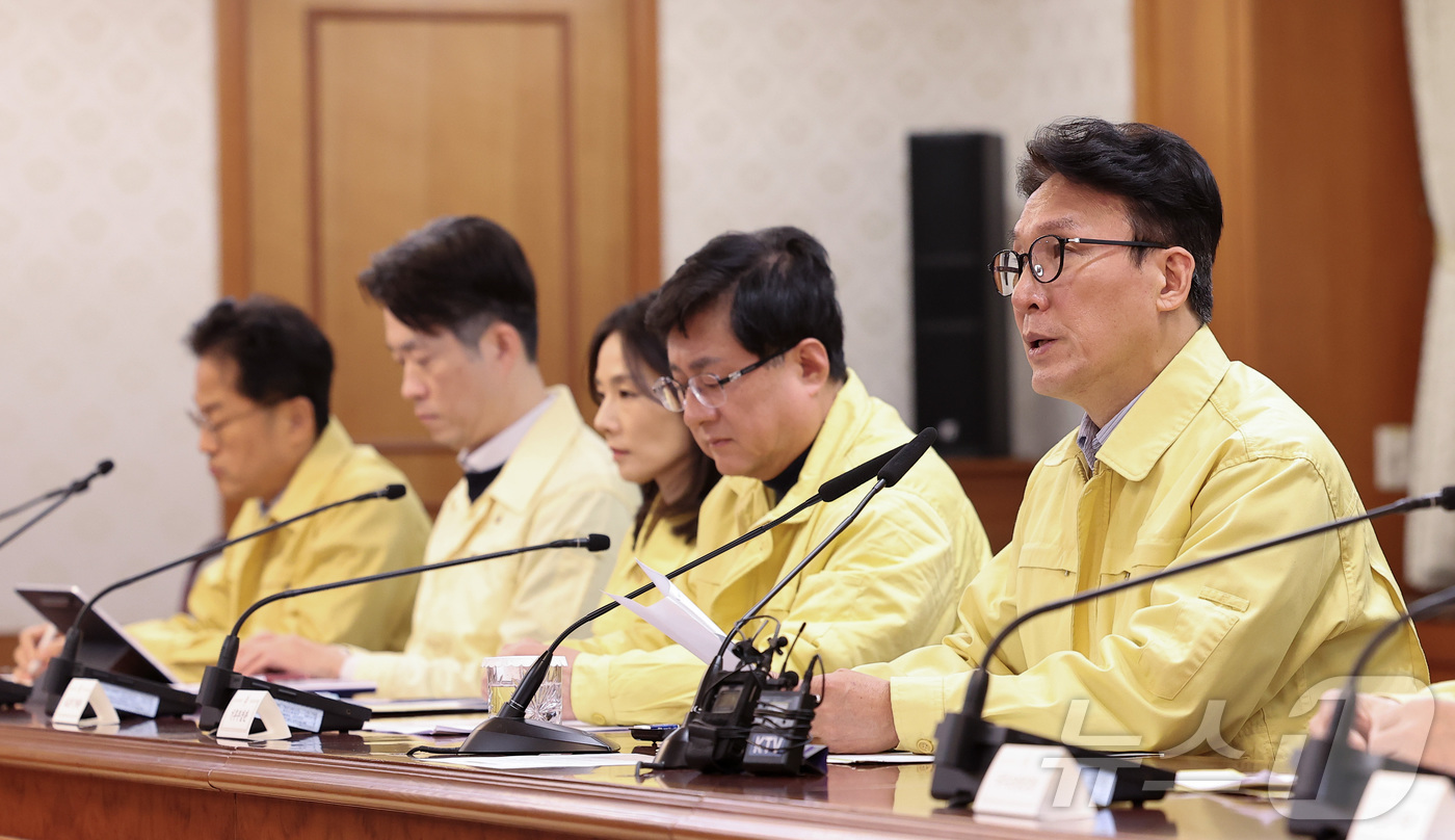 (서울=뉴스1) 김성진 기자 = 김민석 국무총리가 2일 서울 종로구 정부서울청사에서 열린 중동 상황점검 관련 긴급 관계부처회의에서 모두발언을 하고 있다. 2026.3.2/뉴스1