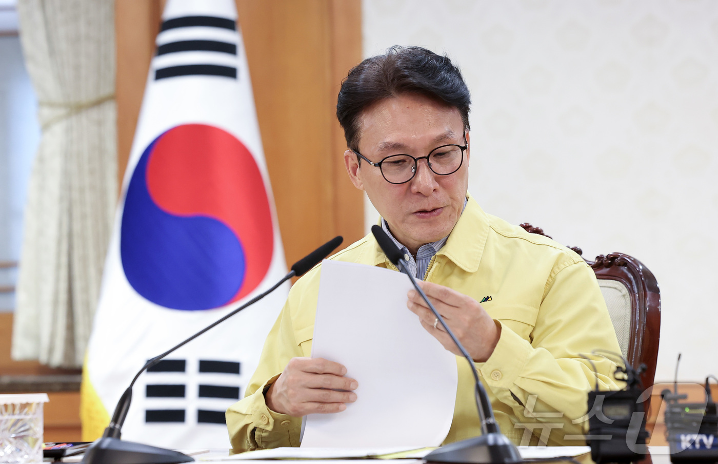 (서울=뉴스1) 김성진 기자 = 김민석 국무총리가 2일 서울 종로구 정부서울청사에서 열린 중동 상황점검 관련 긴급 관계부처회의에서 모두발언을 마친 후 자료를 정리하고 있다. 202 …