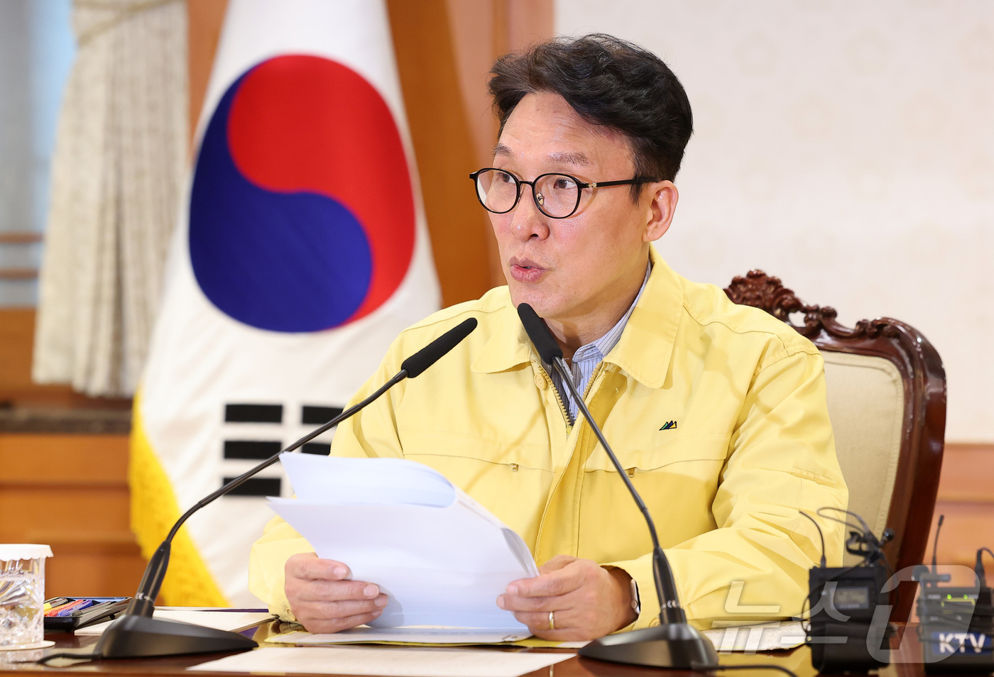 (서울=뉴스1) 김성진 기자 = 김민석 국무총리가 2일 서울 종로구 정부서울청사에서 열린 중동 상황점검 관련 긴급 관계부처회의에서 모두발언을 하고 있다. 2026.3.2/뉴스1