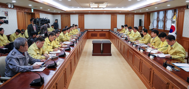 중동 상황점검 관련 긴급 관계부처회의 주재하는 김민석 국무총리