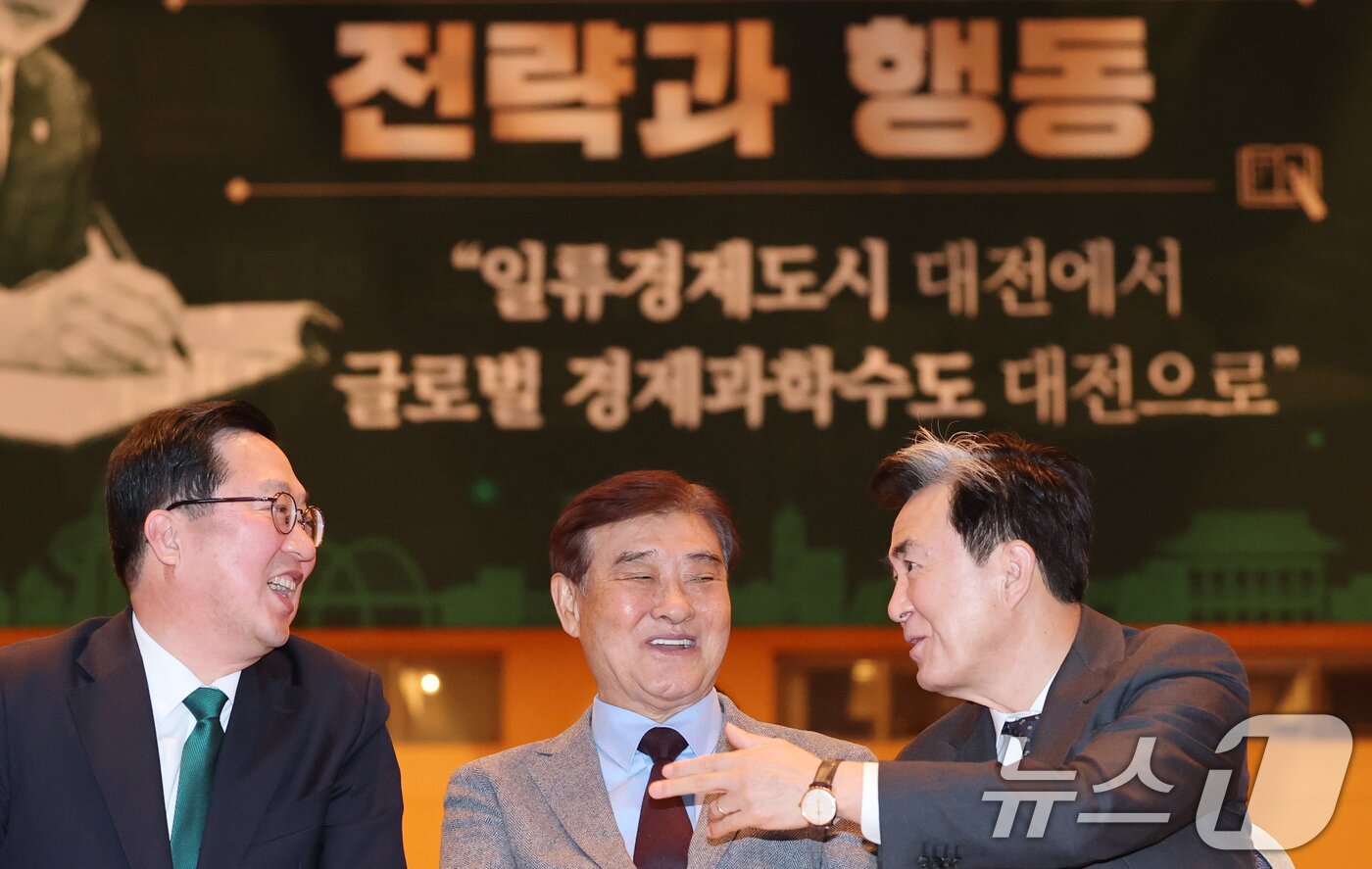 본문 이미지 - 이장우 대전시장(왼쪽부터)이 2일 대전 유성구 대전컨벤션센터에서 열린 '전략과 행동 북 콘서트'에서 강창희 전 국회의장, 김태흠 충남지사와 대화하고 있다. 2026.3.2 ⓒ 뉴스1 김기태 기자