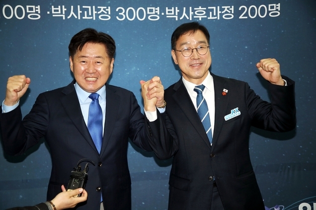 150m 두고 '세 과시'…오영훈 북콘서트 vs 위성곤 출판기념회