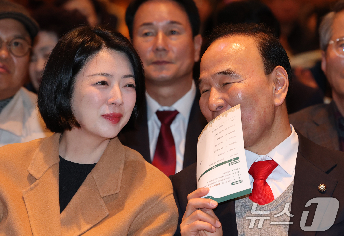 (대전=뉴스1) 김기태 기자 = 배현진, 박덕흠 국민의힘 국회의원이 2일 대전 유성구 대전컨벤션센터에서 열린 이장우 대전시장의 '전략과 행동 북 콘서트'에서 대화하고 있다. 202 …