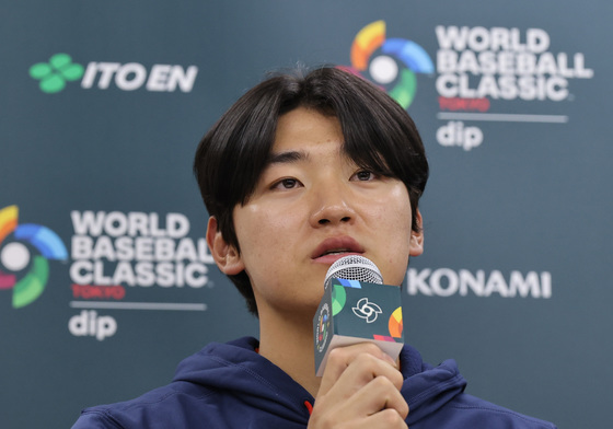 취재진 질문에 답하는 김도영