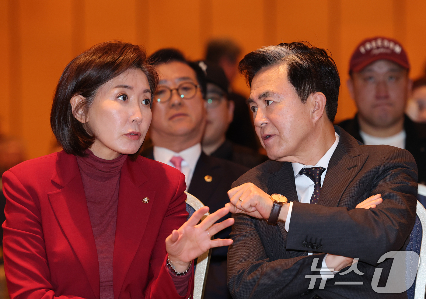 (대전=뉴스1) 김기태 기자 = 김태흠 충남지사가 2일 대전 유성구 대전컨벤션센터에서 열린 이장우 대전시장의 '전략과 행동 북 콘서트'에서 나경원 의원과 대화하고 있다. 2026. …
