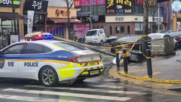 폐기물 수거차에 전깃줄 걸려 전신주 '꽈당'