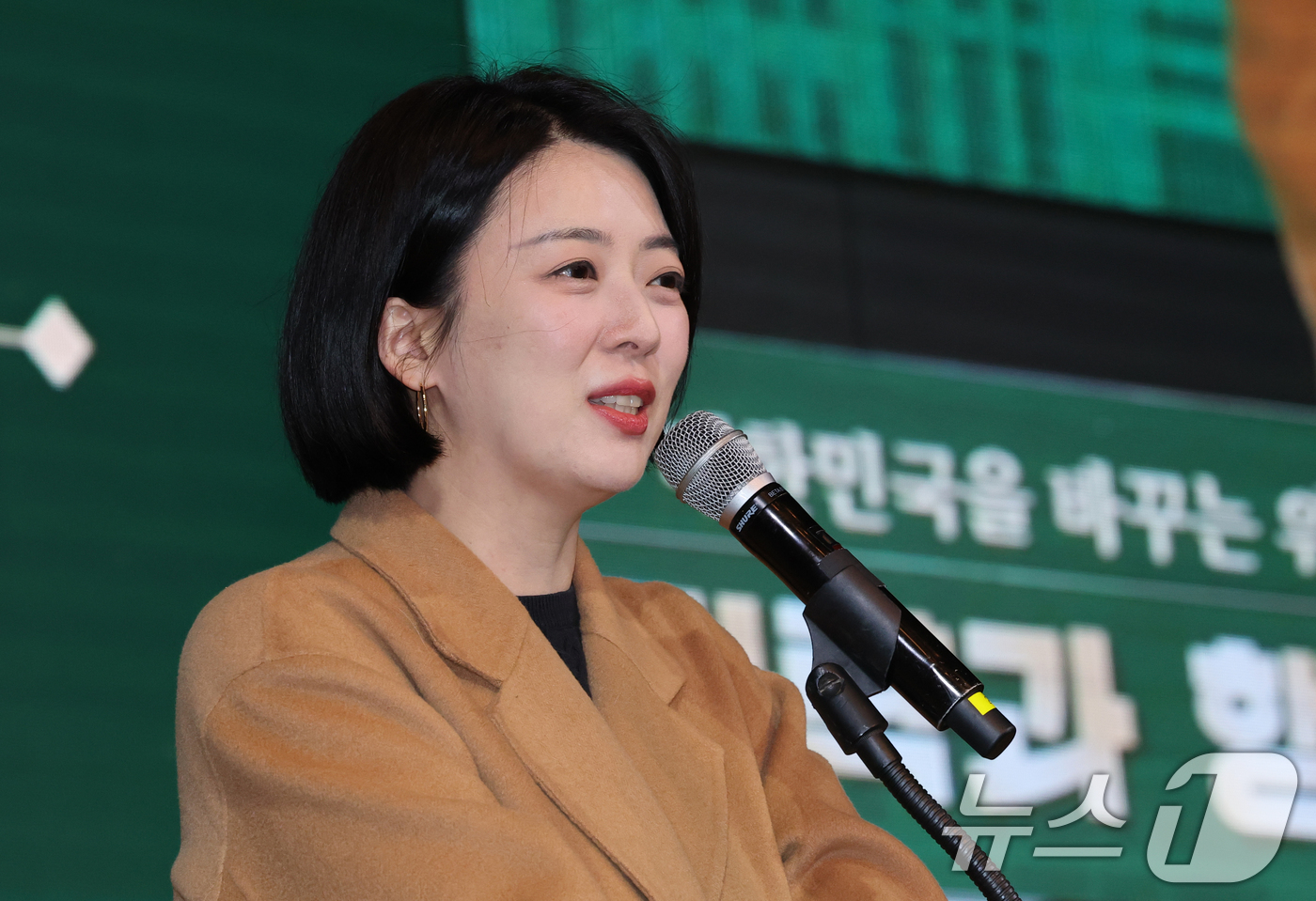 (대전=뉴스1) 김기태 기자 = 배현진 국민의힘 국회의원이 2일 대전 유성구 대전컨벤션센터에서 열린 이장우 대전시장의 '전략과 행동 북 콘서트'에서 축사하고 있다. 2026.3.2 …