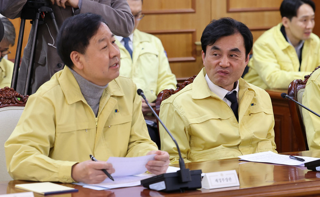 구윤철 부총리 발언 듣는 안규백 국방장관