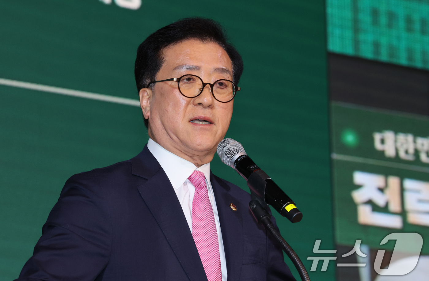 (대전=뉴스1) 김기태 기자 = 조원휘 대전시의회 의장이 2일 대전 유성구 대전컨벤션센터에서 열린 이장우 대전시장의 '전략과 행동 북 콘서트'에서 축사하고 있다. 2026.3.2/ …