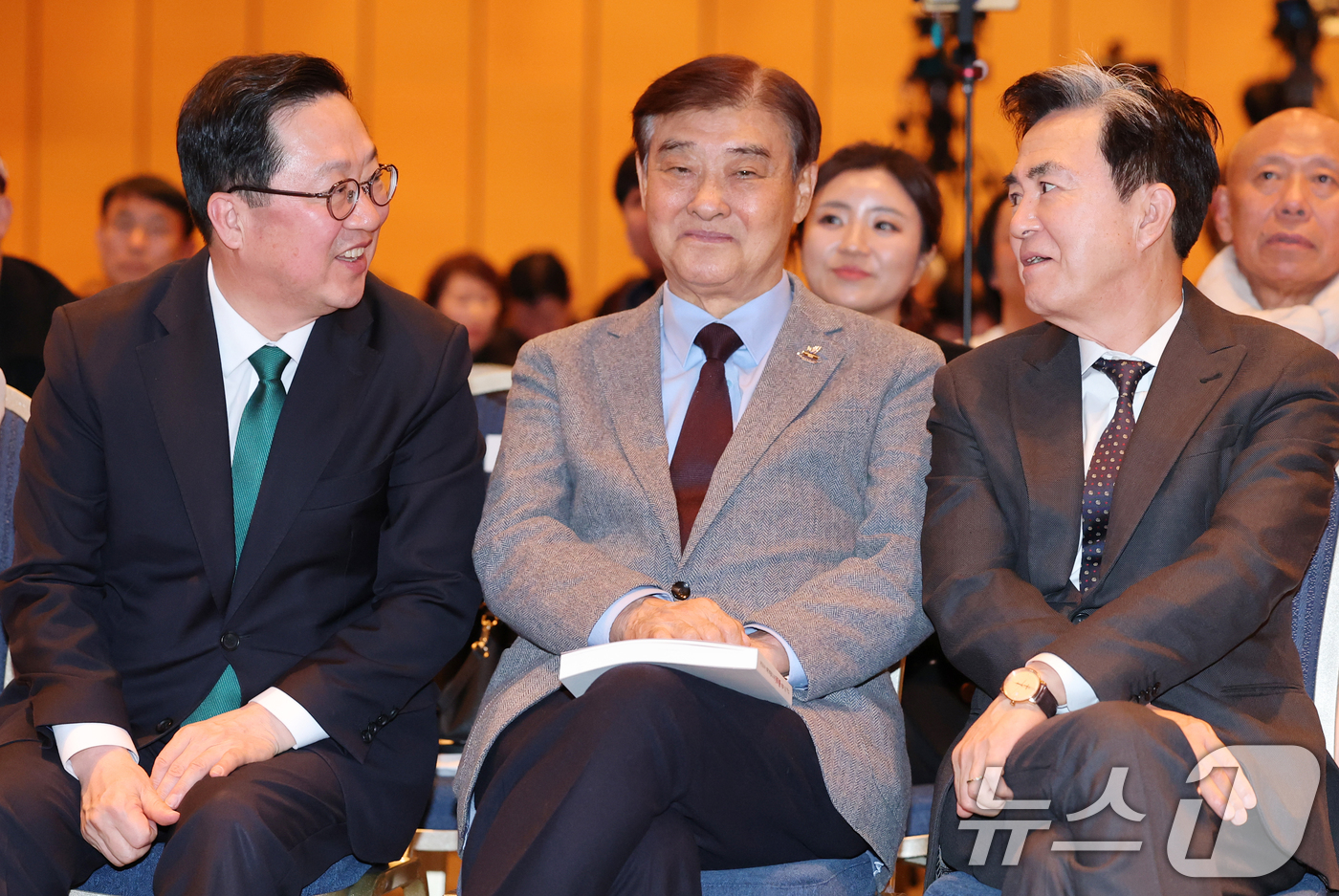 (대전=뉴스1) 김기태 기자 = 이장우 대전시장(왼쪽부터)이 2일 대전 유성구 대전컨벤션센터에서 열린 '전략과 행동 북 콘서트'에서 강창희 전 국회의장, 김태흠 충남지사와 대화하고 …