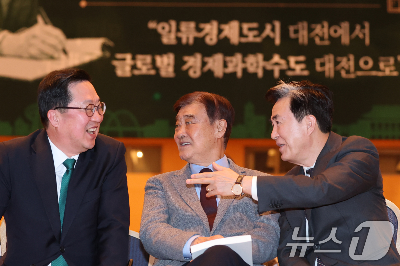 (대전=뉴스1) 김기태 기자 = 이장우 대전시장(왼쪽부터)이 2일 대전 유성구 대전컨벤션센터에서 열린 '전략과 행동 북 콘서트'에서 강창희 전 국회의장, 김태흠 충남지사와 대화하고 …