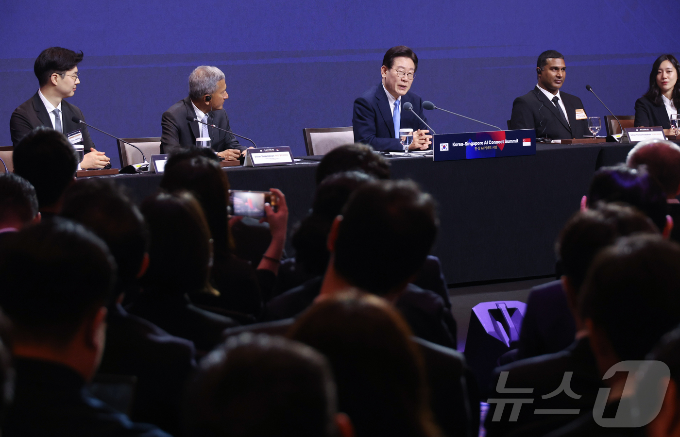(싱가포르=뉴스1) 허경 기자 = 이재명 대통령이 2일(현지시간) 싱가포르 한 호텔에서 열린 한·싱가포르 AI 커넥트 서밋에서 발언을 하고 있다. 2026.3.2/뉴스1