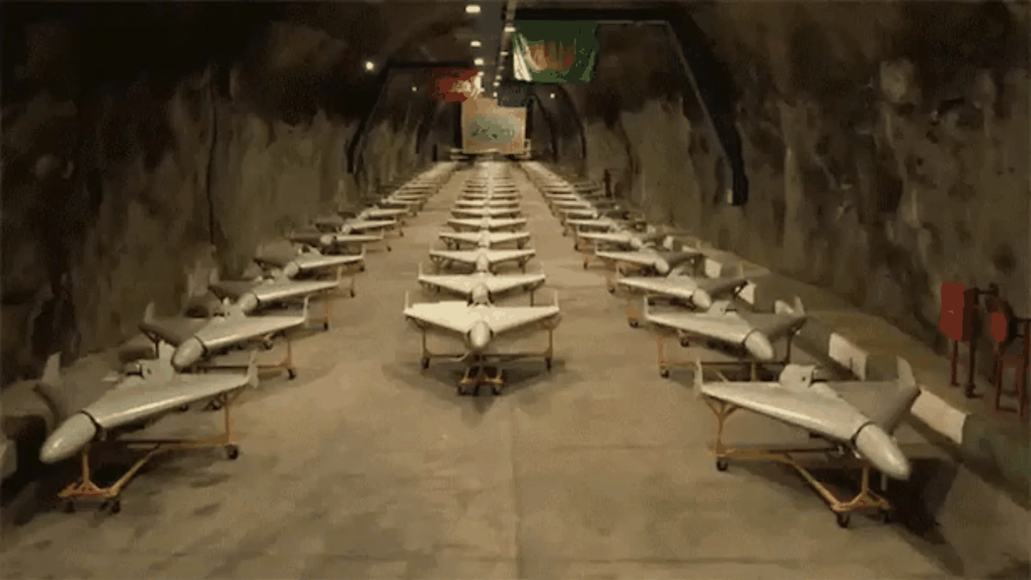 "빼곡히 들어찬 출격대기 자폭드론"…이란 '지하 무기터널' 공개