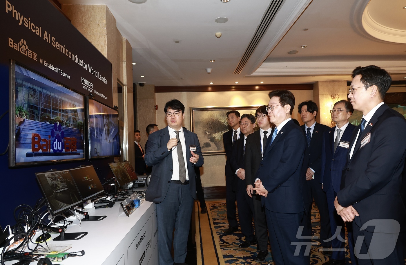 (싱가포르=뉴스1) 허경 기자 = 이재명 대통령이 2일(현지시간) 싱가포르 한 호텔에서 열린 한·싱가포르 AI 커넥트 서밋 종료 후 전시 업체 관계자로부터 AI 반도체 제품 상용화 …