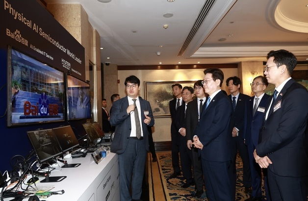 전시 업체 관계자 설명 듣는 이재명 대통령