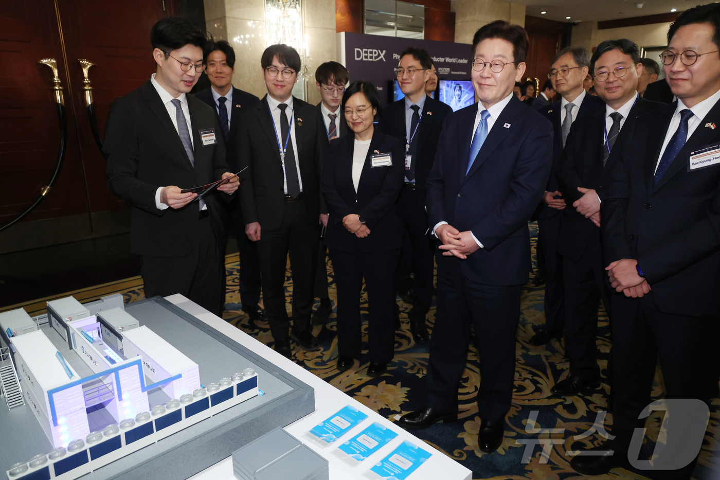 (싱가포르=뉴스1) 허경 기자 = 이재명 대통령이 2일(현지시간) 싱가포르 한 호텔에서 열린 한·싱가포르 AI 커넥트 서밋 종료 후 전시 업체의 설명을 듣고 있다. 2026.3.2 …