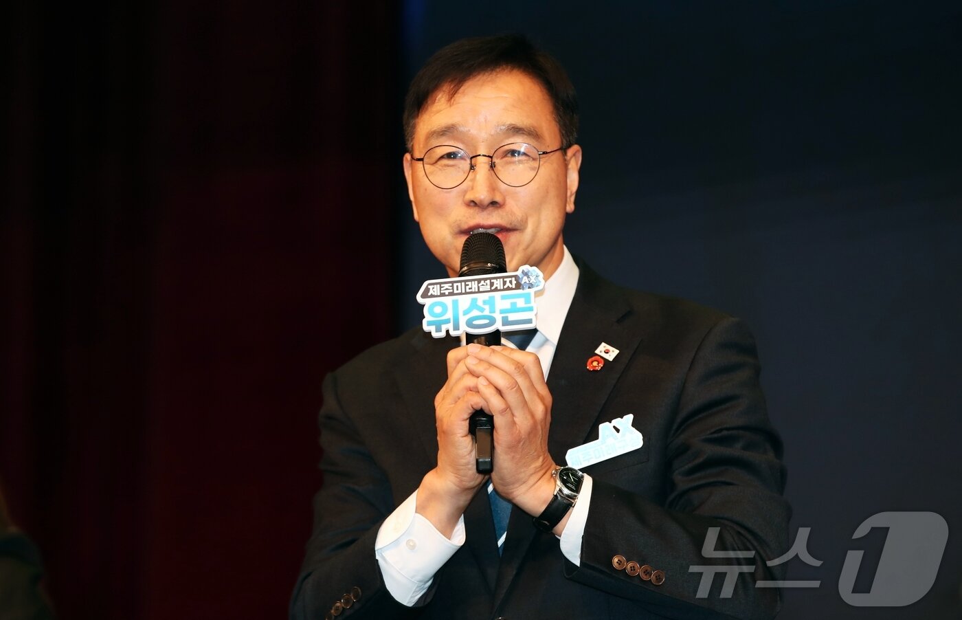 본문 이미지 - 위성곤 국회의원이 2일 오후 제주한라대학교 한라아트홀 대극장에서 열린 '제주미래구상-AI로 바꾸는 제주 AX 대전환' 출판기념회 인사말을 하고 있다. 2026.3.2 ⓒ 뉴스1 강승남 기자