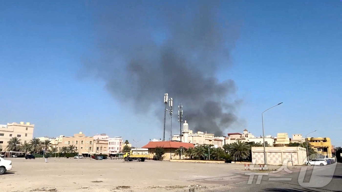 (바얀 로이터=뉴스1) 이창규 기자 = 2일(현지시간) 쿠웨이트 주재 미국 대사관 주변에서 연기가 피어오르는 모습. 2026.3.2./뉴스1ⓒ 로이터=뉴스1