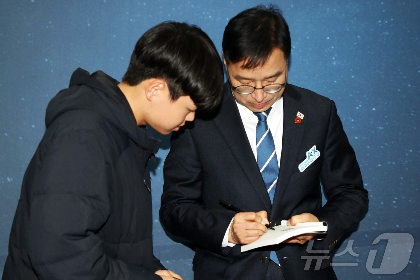 (제주=뉴스1) 강승남 기자 = 위성곤 국회의원이 2일 오후 제주한라대학교 한라아트홀 대극장에서 열린 '제주미래구상-AI로 바꾸는 제주 AX 대전환' 출판기념회를 찾은 도민에게 사 …