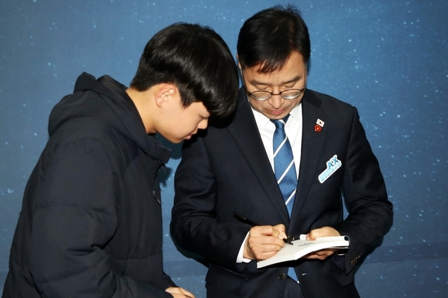 저서에 사인해 주는 위성곤 의원