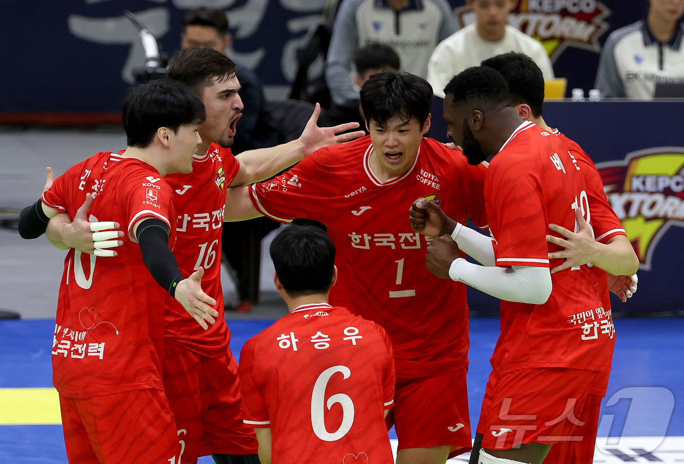 (서울=뉴스1) = 2일 수원실내체육관에서 열린 진에어 2025-26 V-리그 프로배구대회 한국전력과 대한항공의 경기에서 한국전력 선수들이 환호하고 있다. (한국전력 배구단 제공. …