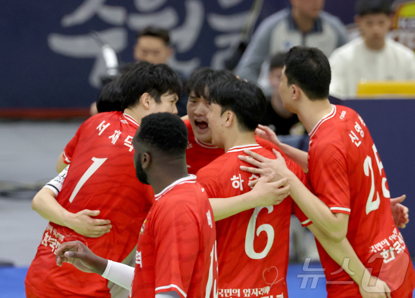 (서울=뉴스1) = 2일 수원실내체육관에서 열린 진에어 2025-26 V-리그 프로배구대회 한국전력과 대한항공의 경기에서 한국전력 선수들이 환호하고 있다. (한국전력 배구단 제공. …