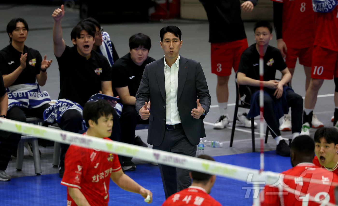 (서울=뉴스1) = 2일 수원실내체육관에서 열린 진에어 2025-26 V-리그 프로배구대회 한국전력과 대한항공의 경기에서 한국전력 권영민 감독이 선수들을 향해 양손 엄지손가락을 치 …