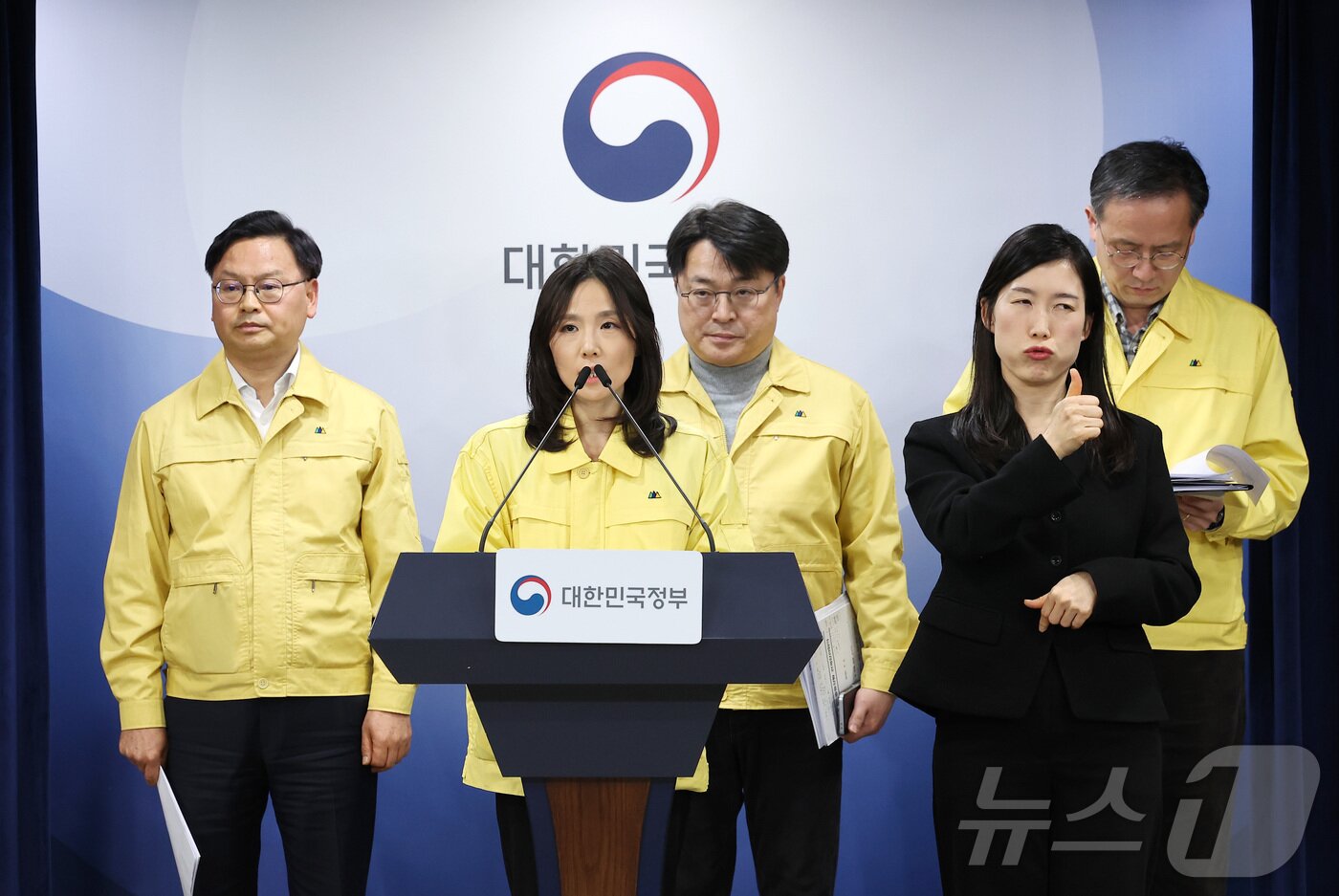 본문 이미지 - 김진아 외교부 2차관이 지난 2일 서울 종로구 정부서울청사에서 중동 상황점검 긴급 관계부처회의 관련 브리핑을 하고 있다. 오른쪽은 이형일 재정경제부 1차관. 2026.3.2 ⓒ 뉴스1 김성진 기자