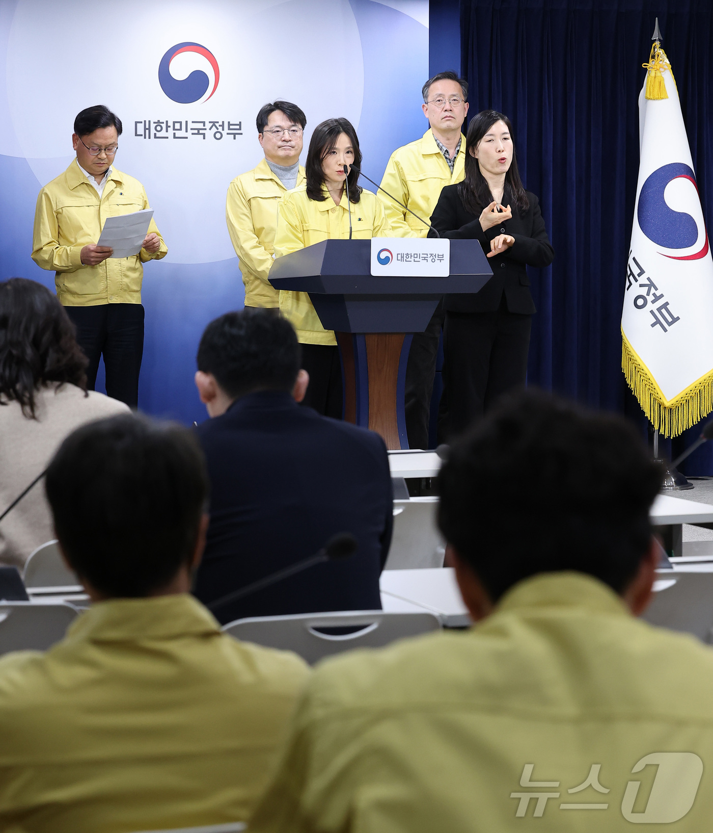 (서울=뉴스1) 김성진 기자 = 김진아 외교부 2차관이 2일 서울 종로구 정부서울청사에서 중동 상황점검 긴급 관계부처회의 관련 브리핑을 하고 있다. 오른쪽은 이형일 재정경제부 1차 …