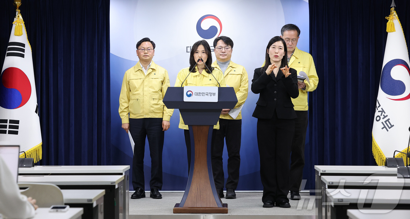 (서울=뉴스1) 김성진 기자 = 김진아 외교부 2차관이 2일 서울 종로구 정부서울청사에서 중동 상황점검 긴급 관계부처회의 관련 브리핑을 하고 있다. 오른쪽은 이형일 재정경제부 1차 …