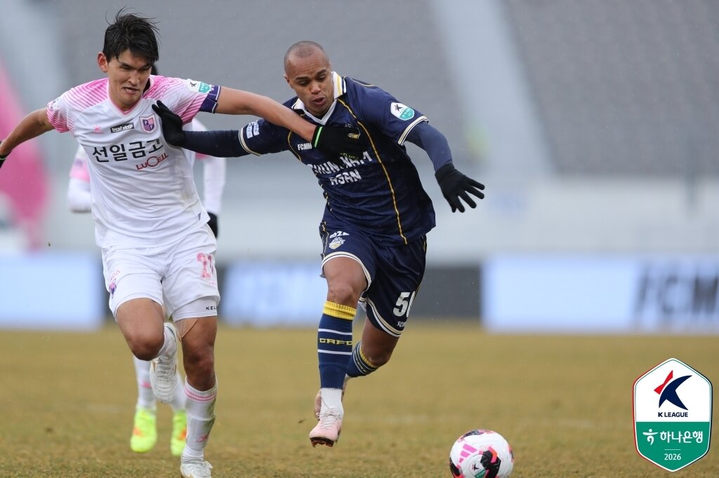 본문 이미지 - 파주 프런티어(유니폼 흰색)는 2일 열린 하나은행 K리그2 2026 1라운드 충남아산전에서 2-3으로 역전패했다. (한국프로축구연맹 제공)