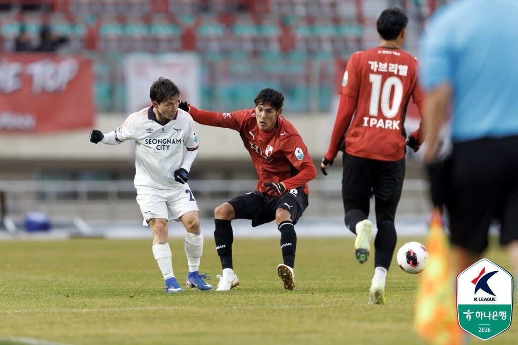 본문 이미지 - 부산 아이파크(유니폼 상의 빨간색)와 성남FC가 2일 열린 하나은행 K리그2 2026 1라운드 맞대결에서 1-1로 비겼다. (한국프로축구연맹 제공)