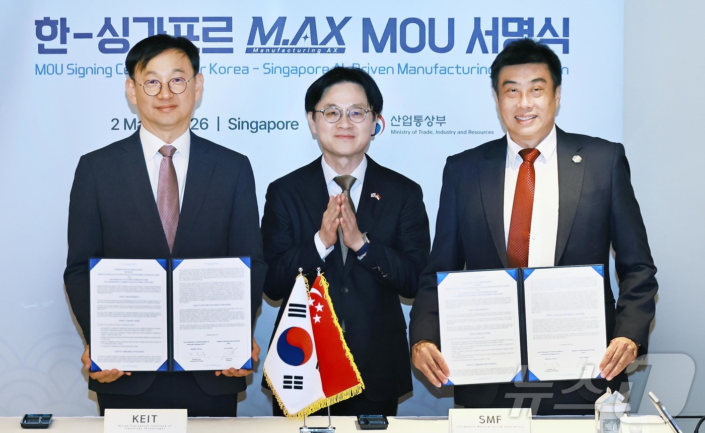 (서울=뉴스1) = 김정관 산업통상부 장관(가운데)이 2일 오후(현지시간) 싱가포르 샹그릴라호텔에서 이재명 대통령 싱가포르 국빈 순방 계기 싱가포르 현지 진출기업 간담회에 앞서 한 …