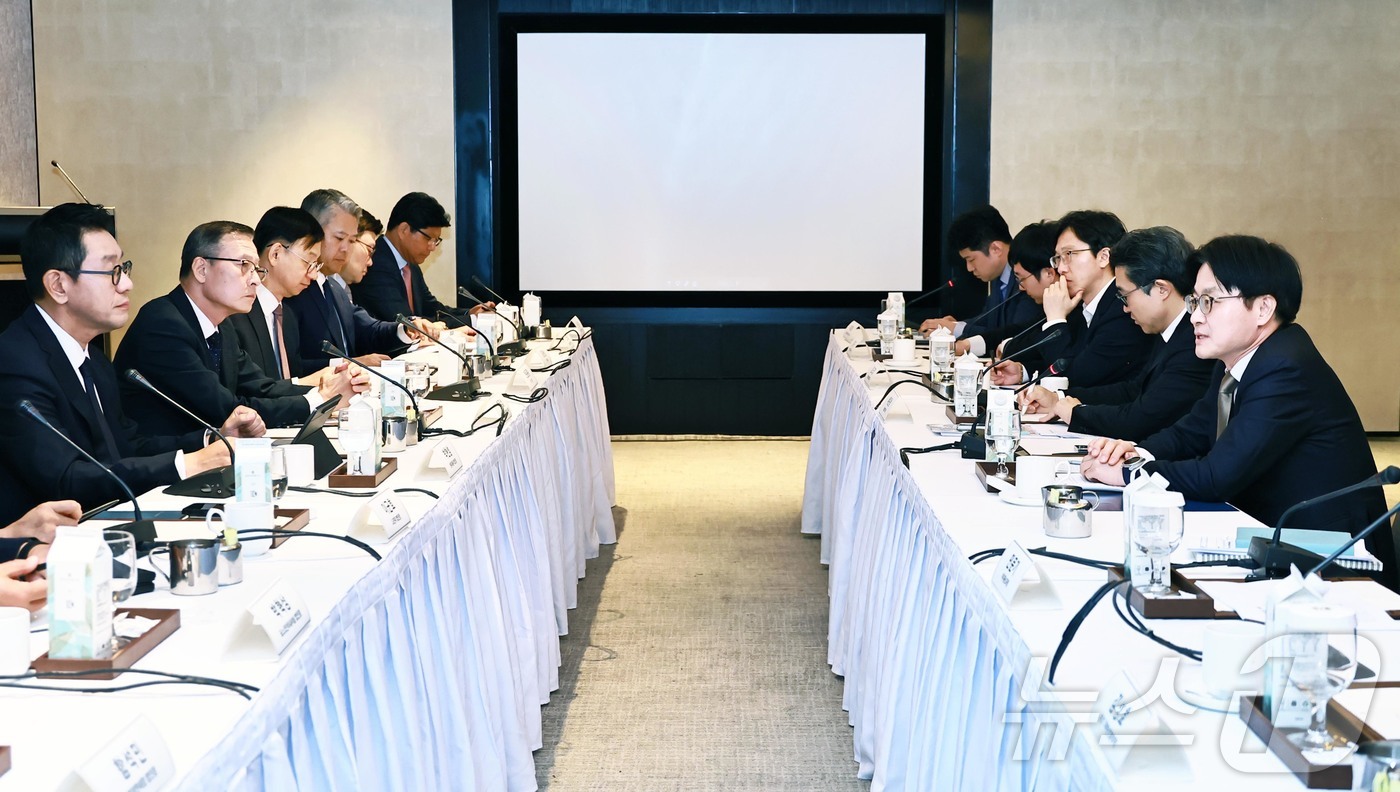 (서울=뉴스1) = 김정관 산업통상부 장관이 2일 오후(현지시간) 싱가포르 샹그릴라호텔에서 이재명 대통령 싱가포르 국빈 순방 계기 현대차, LG전자, 셀트리온, 한화오션 등 싱가포 …