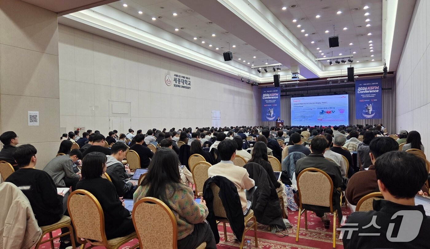 본문 이미지 - 송우진 수의사가 1일 열린 한국고양이수의사회 콘퍼런스에서 강의를 하고 있다. ⓒ 뉴스1