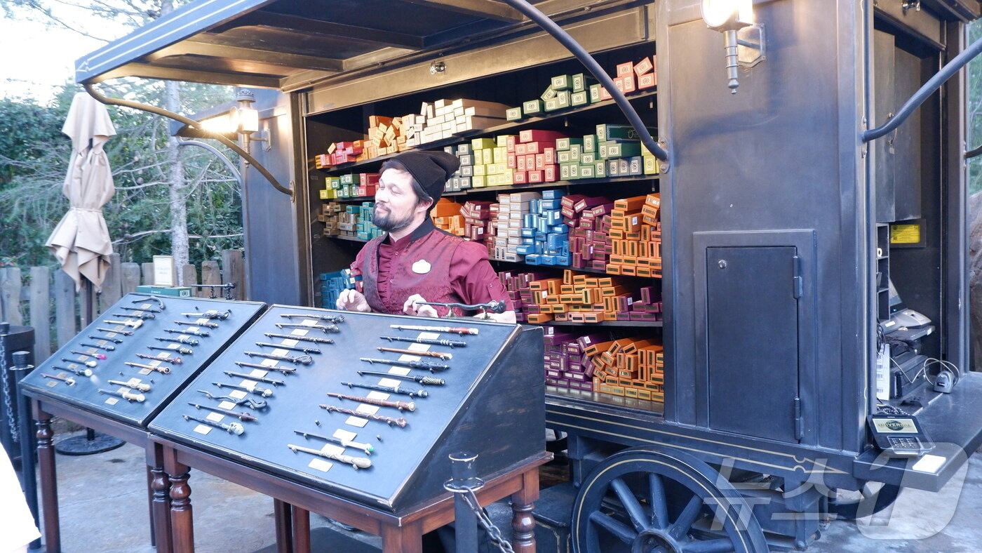 본문 이미지 - 해리포터의 등장인물들 처럼 마법을 부릴 수 있는 '마법 지팡이'ⓒ 뉴스1 윤슬빈 관광전문기자